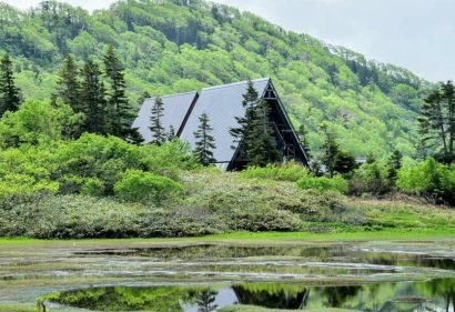 【日本の美しい風景31選】高谷池ヒュッテ（新潟県妙高市）は高谷池のほとりにたたずむ三角屋根の「ザ・山小屋」