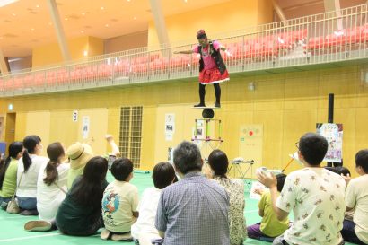 【お盆に子供の笑顔】新潟県三条市たいぶんの縁日イベントでにぎわい、大道芸にも歓声あがる