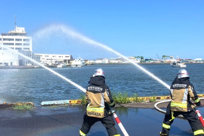 【国民の生命を護る連携】震災での教訓を得て生まれた「継手」、新潟海上保安部と新潟市消防局が初の連携放水訓練を実施