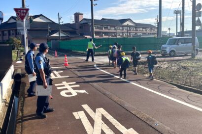 【秋の全国交通安全運動】児童が元気に挨拶！燕署が市内の小学校付近で街頭指導を実施