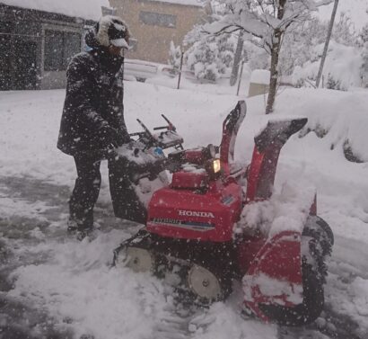 【地域住民の除雪負担軽減へ】今冬の大雪予報を受け、大島鉄工所（長岡市）が除雪機2台をワンシーズン無償貸し出し