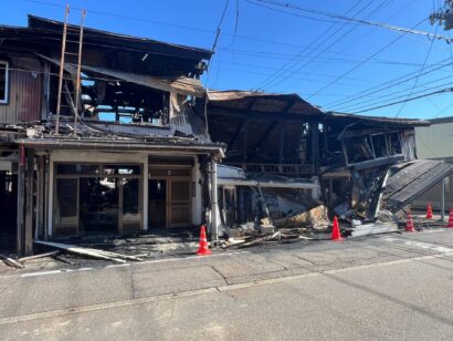 【新潟県上越市で大規模火災】救急搬送された男性の死亡を確認、火元および5軒が全焼