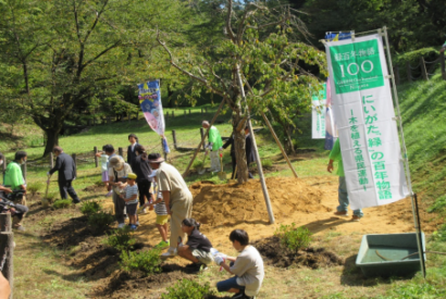 公益社団法人にいがた緑の百年物語緑化推進委員会が天皇陛下ご下賜金による記念植樹等式典を開催、10月6日に保内公園（三条市）で