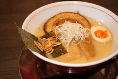 【キシャメシ】えび＋鯛の尊いウマ味、「美しいラーメン」の系譜を継ぐ「まっくうしゃ」の「塩」（新潟市中央区）