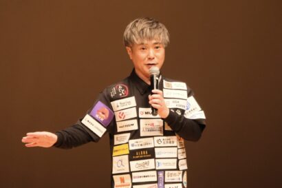 カラテカ・入江慎也氏が新潟県三条市で講演、芸能界引退から清掃会社起業までの経験を語る