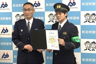 【終業式にサプライズ登場】小栗旬のものまねでおなじみの「おばたのお兄さん」が一日警察署長に就任、闇バイト撲滅を高校生に呼びかける（新潟市中央区）