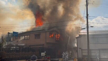 【元旦に炎上】新潟県加茂市で建物火災が発生、一人暮らしの高齢女性が病院に搬送、家屋計3軒が全焼する甚大被害に（続報）