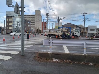 【栗の木バイパスの一部区間で通行止め】大型トレーラーが街路灯に衝突、事故の影響で街路灯が傾く（新潟市中央区）