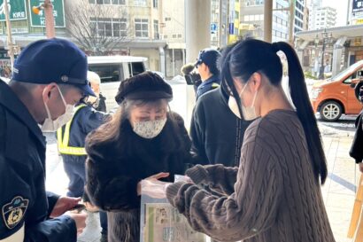 【チョコで伝える防犯への想い】学生ボランティアや地域住民などが連携、交通事故・特殊詐欺被害防止を呼びかける