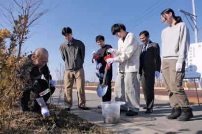 三条市立大学の一期生が大学へサルスベリの苗木を寄贈　「『百日紅』のように、卒業後もそれぞれの場所で長く活躍を」（新潟県三条市）